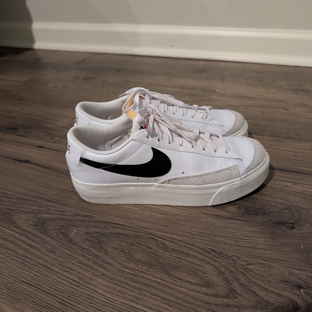 Nike White and Black Sneakers